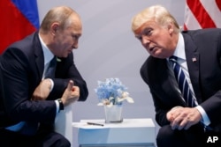 Президент США Дональд Трамп (справа) встречается с президентом России Владимиром Путиным, 7 июля 2017 года
