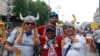 У фан-зоні не буває протистояння, кажуть вболівальники. Тут фанати двох клубів завжди раді один одному.