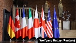 G7ге кирген өлкөлөрдүн жана Евробиримдиктин желеги