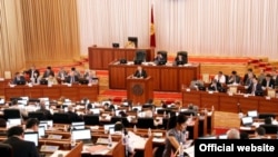 Кыргыз парламенти, 15-декабрь. 