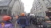 Полонених силовиків ведуть Майданом до вулиці Михайлівської
