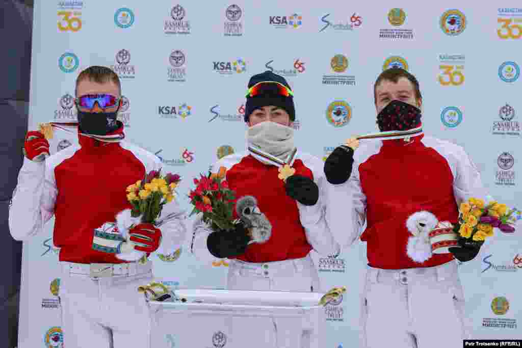 Российские спортсмены Павел Кротов (слева), Любовь Никитина и Максим Буров с золотыми медалями чемпионата мира по фристайлу. Алматы, 11 марта 2021 года.