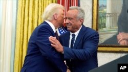 Președintele Donald Trump și Robert F. Kennedy Jr., după depunerea jurământului la Casa Albă, 13 februarie 2025.