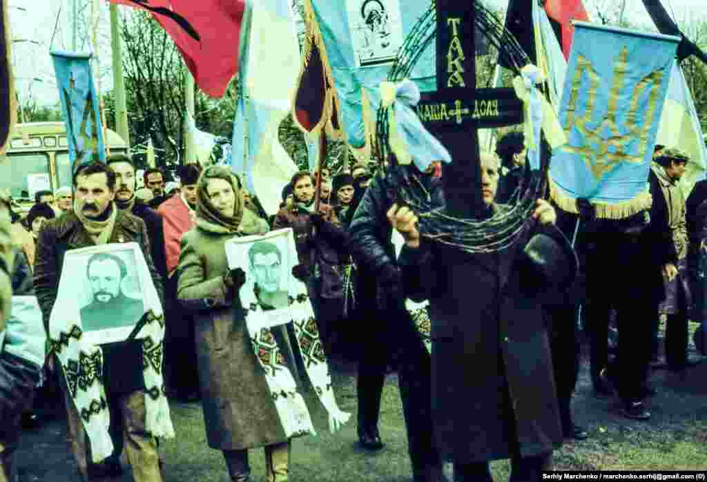Радянські закони були такими, що не дозволяли забирати тіла в’язнів до завершення їхнього терміну ув’язнення. Тож певний час Олекса Тихий був похований у російській Пермі на кладовищі «Сєвєрноє», а Юрій Литвин і Василь Стус поблизу Кучина, в селі Борисові, під стовпчиками з номерами 7 і 9. Окрім того, ексгумацію забороняли проводити й через нібито загрозу погіршення санітарно-епідемічної ситуації, про що згадує один із організаторів перепоховання, також колишній політв'язень Василь Овсієнко. Врешті-решт вивезення тіл Стуса, Литвина і Тихого на батьківщину таки вдалося домогтися