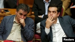نخست وزیر و وزیر اقتصاد یونان در جلسه پارلمان
