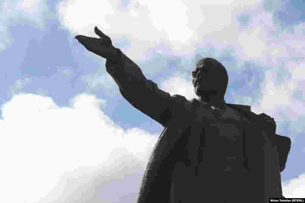 Бишкек. Кыргызстандын ордо калаасындагы борбордук аянтка Лениндин жаңы эстелиги 1984-жылы тургузулган.