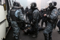 Бійці «Беркуту» на Хрещатику в Києві. На землі лежить один убитий (кульове поранення в голову) і один поранений з бійців їхньої роти