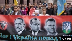 Марш слави Української повстанської армії. На банері портрети Євгена Коновальця, Степана Бандери та Романа Шухевича (зліва направо). Львів, 14 жовтня 2012 року (ілюстраційне фото)