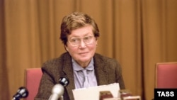 Iosif Staliniň gyzy Swetlana Alliluýewa (Lana Peters) Moskwada metbugat konferensiýasynda. Moskwa, 2-nji fewral,1984.