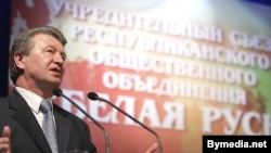 А.Радзькоў выступае на ўстаноўчай канфэрэнцыі Белай Русі