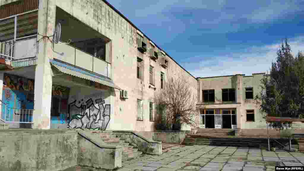 Неподалік від школи – неробочий сільський клуб