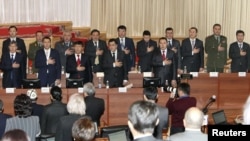 Gyrgyzystanyň Ministrler Kabinetiniň agzalary parlamentde kasam kabul edýärler, 27-nji ýanwar, 2011-nji ýyl