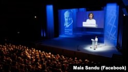 Maia Sandu susține un discurs în cadrul ceremoniei de înmânare a premiului pe scena teatrului din Gütersloh, Germania, 20 februarie 2025.
