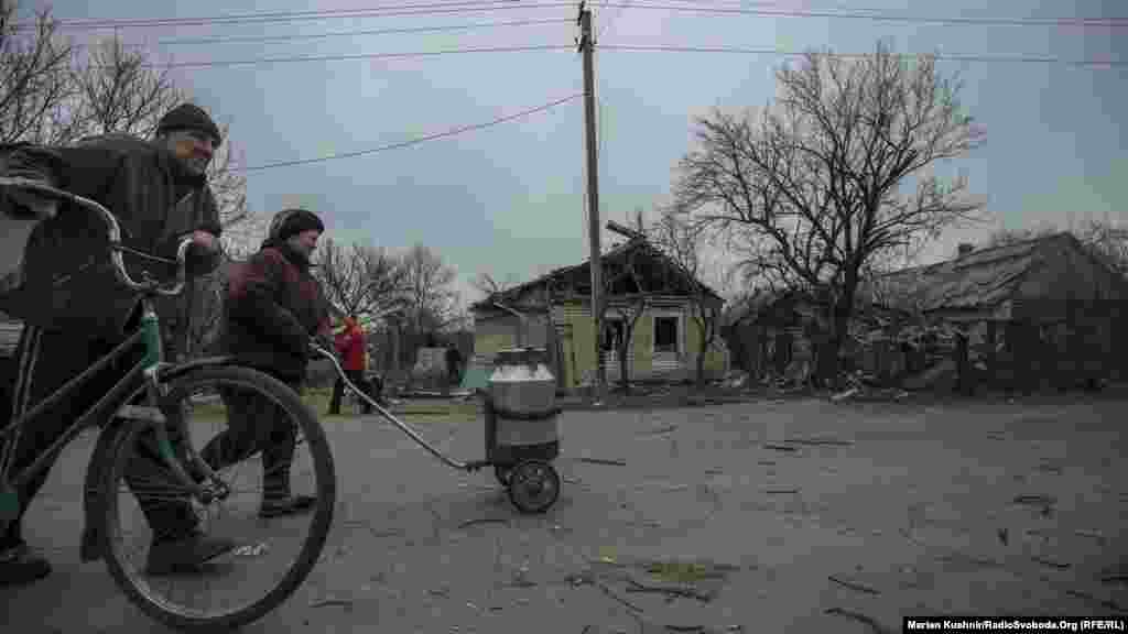 Стара частина Авдіївки, вулиця Кірова, пролягає безпосередньо близько до лінії зіткнення. Тут проживають не один десяток людей, в основному старшого віку. 