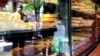 Dyqan ushqimesh në Shkup - Sektori i gastronomisë konsiderohet se ka pësuar më së shumti gjatë pandemisë COVID-19.
