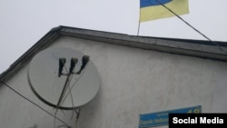 Табличка на будинку Володимира Балуха у Криму