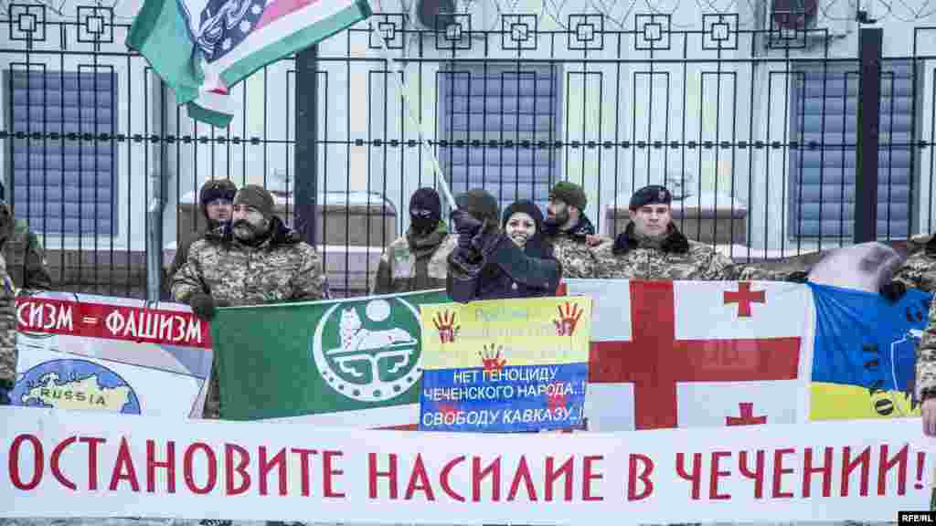 Під посольством Росії в Україні представники чеченської та грузинської громад мітингували проти «путінського терору». Київ, 23 січня 2016 року. Більше фотографій ТУТ
