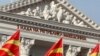 Steagurile macedonene în faţa clădirii guvernului la Skopje