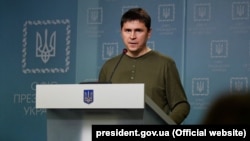 «Вирішення конфлікту» вкрай просте – негайне виведення російських військ з усієї території України» – сказав Михайло Подоляк 