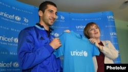 Armenia - Armenian football star Henrikh Mkhitaryan becomes UNICEF's National Goodwill Ambassador to Armenia at a ceremony in Yerevan, 9Nov2016.