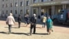 Гражданские активисты Уральска идут в городской акимат. 4 сентября 2015 года.