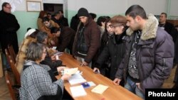 Ընտրություններ հայաստանյան ընտրատեղամասերից մեկում, արխիվ