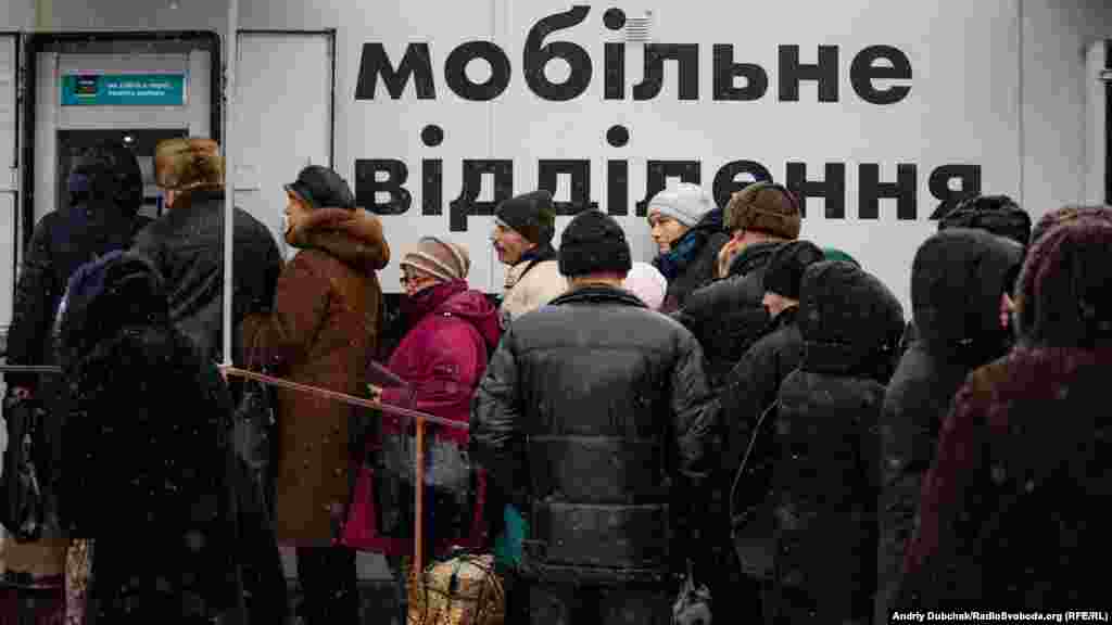 Мешканці з непідконтрольних Україні територій у черзі до мобільного пункту банкоматів «Ощадбанку» на КПВВ у Станиці Луганській, 4 січня 2018 року ПЕРЕГЛЯНЬТЕ ВІДЕО