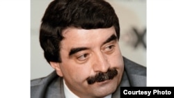 Борис Чочиев давать какие-либо комментарии отказывался, хотя и бросил на ходу, что сегодняшний инцидент может быть связан с серией дискредитирующих его интернет-материалов. фото: trud.ru