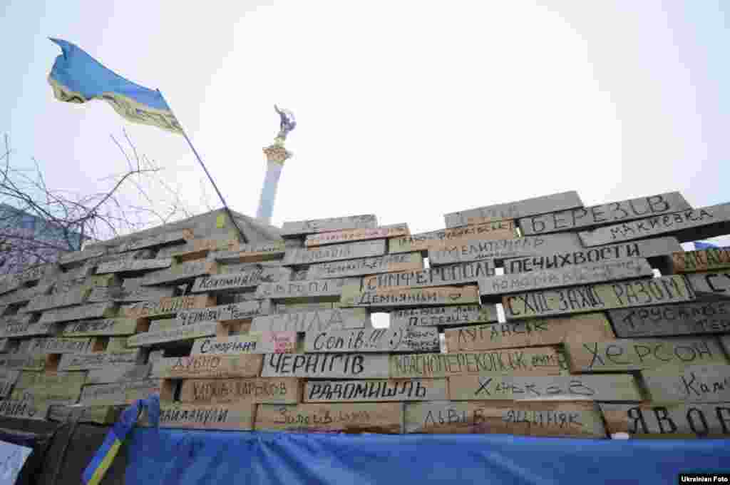 На Майдані з’явилася Cтіна революції, 16 грудня 2013 року