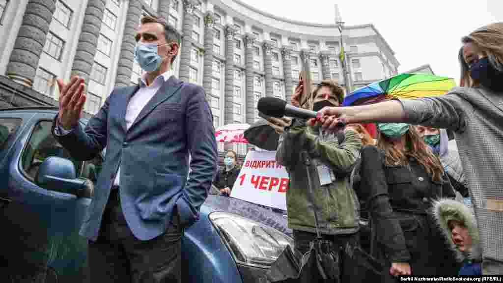 Віктор Ляшко вийшов до протестувальників і протестувальниць. Він запевнив, що дитячі садочки дозволять відкривати з 25 травня – одночасно із запуском громадського транспорту