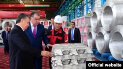 Шавкат Мирзиёев дар корхонаи алюминийи Тоҷикистон