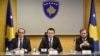 Kryeministri Albin Kurti dhe dy zëvendësit e tij, Avdullah Hoti dhe Haki Abazi, gjatë mbledhjes së parë të Qeverisë së re të Kosovës. Prishtinë, 4 shkurt, 2020.