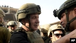 Premierul israelian Beniamin Netanyahu spune că Israelul va continua războiul cu Hamas până la victorie, indiferent de susținerea internațională. Foto: Beniamin Netanyahu în timp ce vizitează forțele israeliene din Fâșia Gaza. 26 noiembrie 2023. 