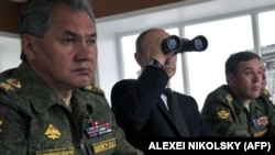 (Зліва направо) Міністр оборони Росії Сергій Шойгу, президент Росії Володимир Путін та начальник Генерального штабу Збройних сил Росії Валерій Герасимов. Архівне фото