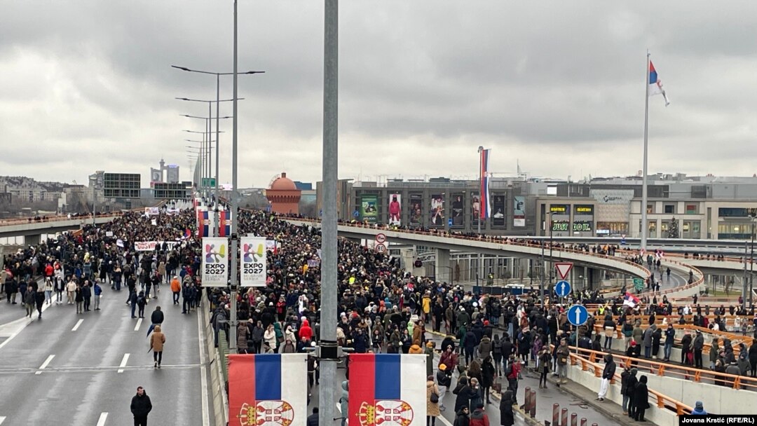 Студенти и граѓани во блокада на клучна сообраќајница во Белград.
