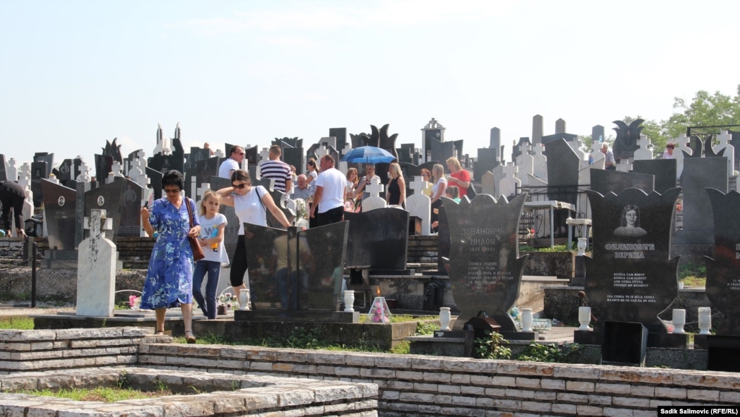 Položeno cvijeće povodom 29. godina od od ubistava vojnika i civila srpske nacionalnosti u Bratuncu i Srebrenici, 12. juli 2021.
