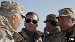 Медведев (с2) Казакъстанның Матыбүләк ныгытмасында Казакъстан, Таҗикстан һәм Кыргызстан президентлары белән