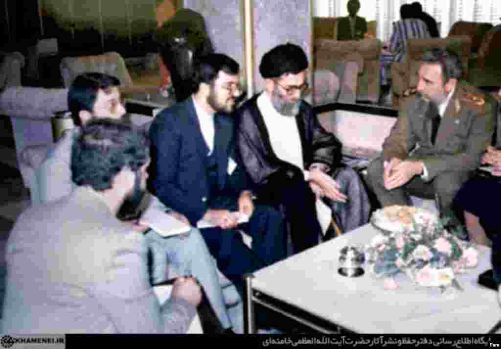 دیدار علی خامنه‌ای با فیدل کاسترو در زیمبابوه در سال ۱۳۶۵