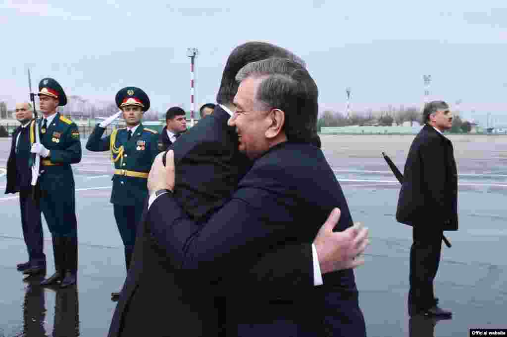 Затем с участием Эмомали Рахмона и Шавката Мирзияева состоится бизнес-форум предпринимателей двух соседних стран. Вечером 9 марта в госкомплексе «Кохи Борбад» пройдет гала-концерт мастеров искусств двух государств «Вечер дружбы».