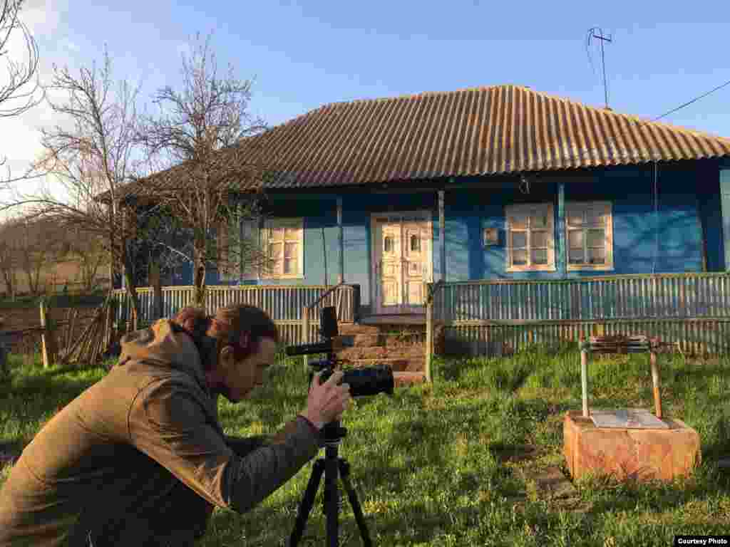 Victor Maxian, în timpul filmărilor pentru documentarul Europei Libere „Doamnele Casei Mari”. Au fost vremuri când orice casă din satele moldovenești, oricât de mică ar fi fost, se cuvenea să aibă și o Casă mare. O odaie mai largă, de fapt, în care nu se locuia. În puterea obiceiului, era menită, cu precădere, pentru musafiri și petrecerilor cu neamurile.