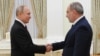 Президент России Владимир Путин (слева) в Кремле принимает премьер-министра Армении Никола Пашиняна (архив)