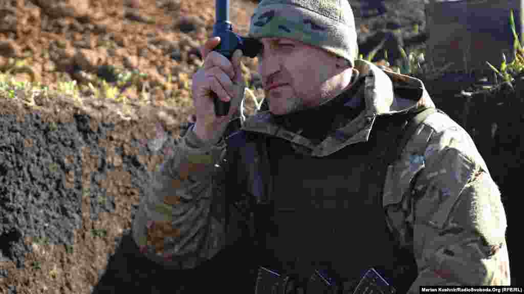 І поки активних бойових дій немає, військові спостерігають не лише за бойовиками, але і за перебігом подій у Києві та запевняють: «Ми не збираємося здавати Донбас, уже забагато всього відбулося»