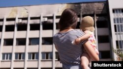 Иллюстрационное фото. Разрушенный дом в Мариуполе, июль 2015 года