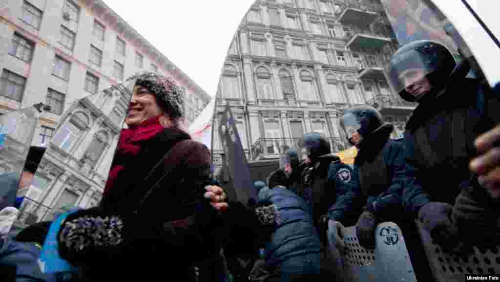 Активісти Євромайдану провели акцію «Не дамо нікому забути 30.11», Київ, 30 грудня 2013 року. На фото люди стоять перед міліцейським кордоном із дзеркалами, щоб змусити бійців подивитися собі в очі
