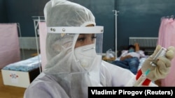 Кыргызстан, медицина кызматкери пандемиядагы иш учурунда. 2020-жыл. 