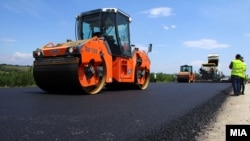 Punëtorët në Maqedoni të Veriut gjatë ndërtimit të një autostrade. 