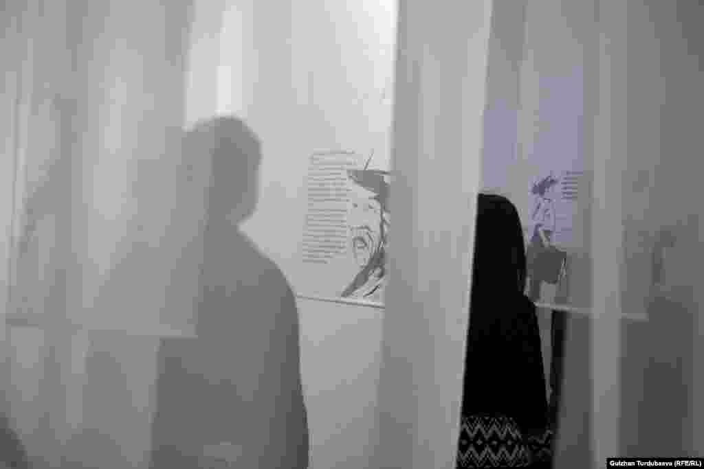 "Ак кеме" инсталляциясы көрүүчүнү чыгарманын ичине жетелеп барат. Ак материалдын бетине түшүрүлгөн ар бир сүрөттө повесттин урунтуу учурлары, каармандардын образдары түшүрүлгөн. 