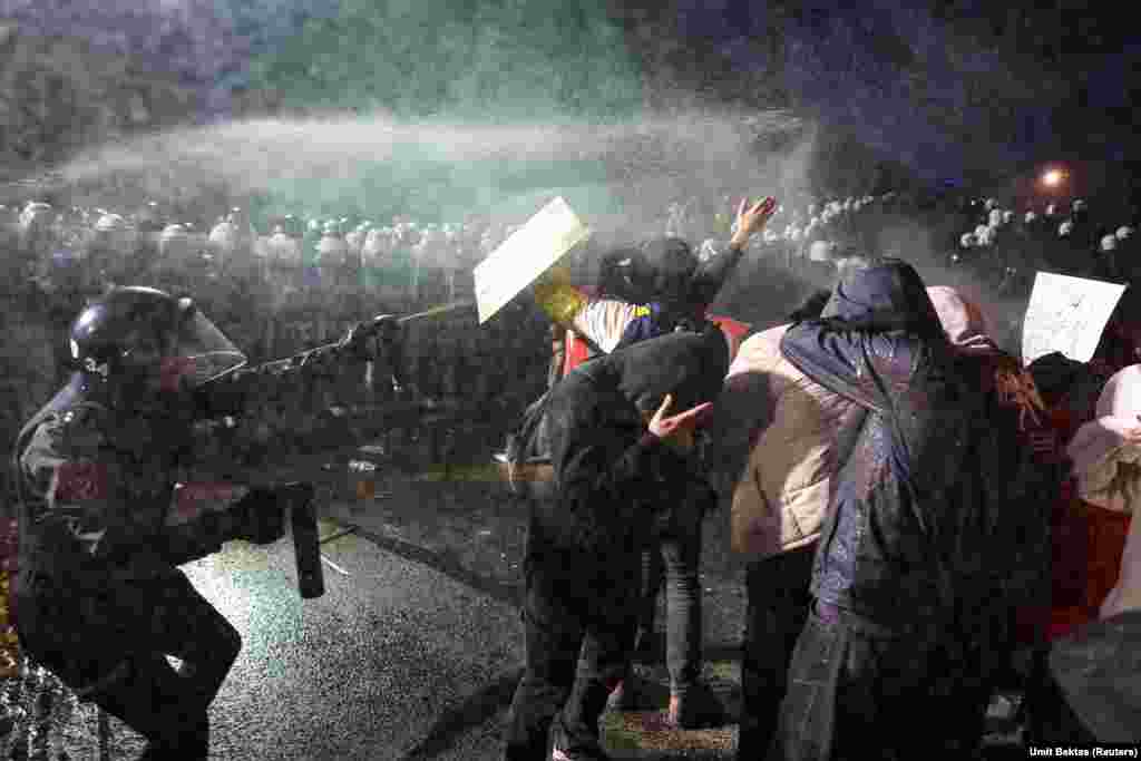 Tokom protesta u Istanbulu policija je koristila biber sprej na okupljenim demonstrantima.