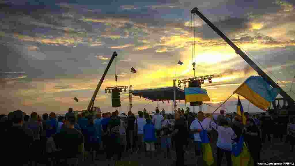 Концерт для анексованого Криму від групи «Бумбокс» у світанкових барвах