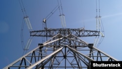 За повідомленням рятувальників, у Львівській області без електрики залишилося 70 сіл і містечок, в Івано-Франківській – 69, Тернопільській – 65